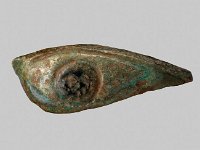 Aeg F 13  Aeg F 13, Spätzeit bis Ptolemäerzeit, Auge, Grüne Fayence, L 5,3 cm, B 2,2 cm, H 1,5 cm